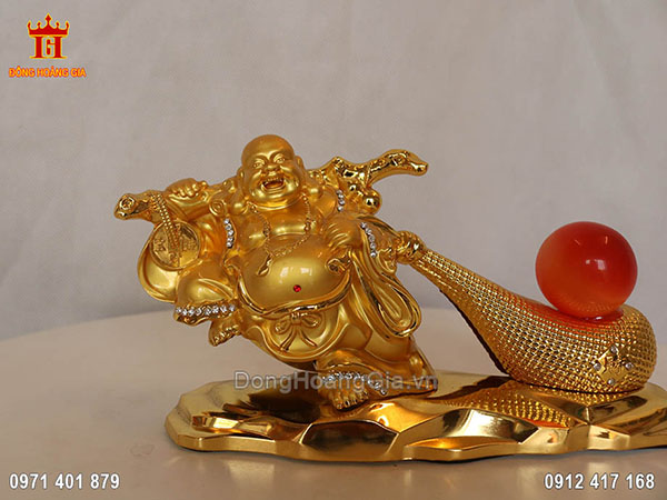 Vật phẩm là biểu tượng cho sự thịnh vượng, bởi hình ảnh Phật Di Lặc thường gắn liền với thỏi vàng, đồng tiền hay túi đựng tiền